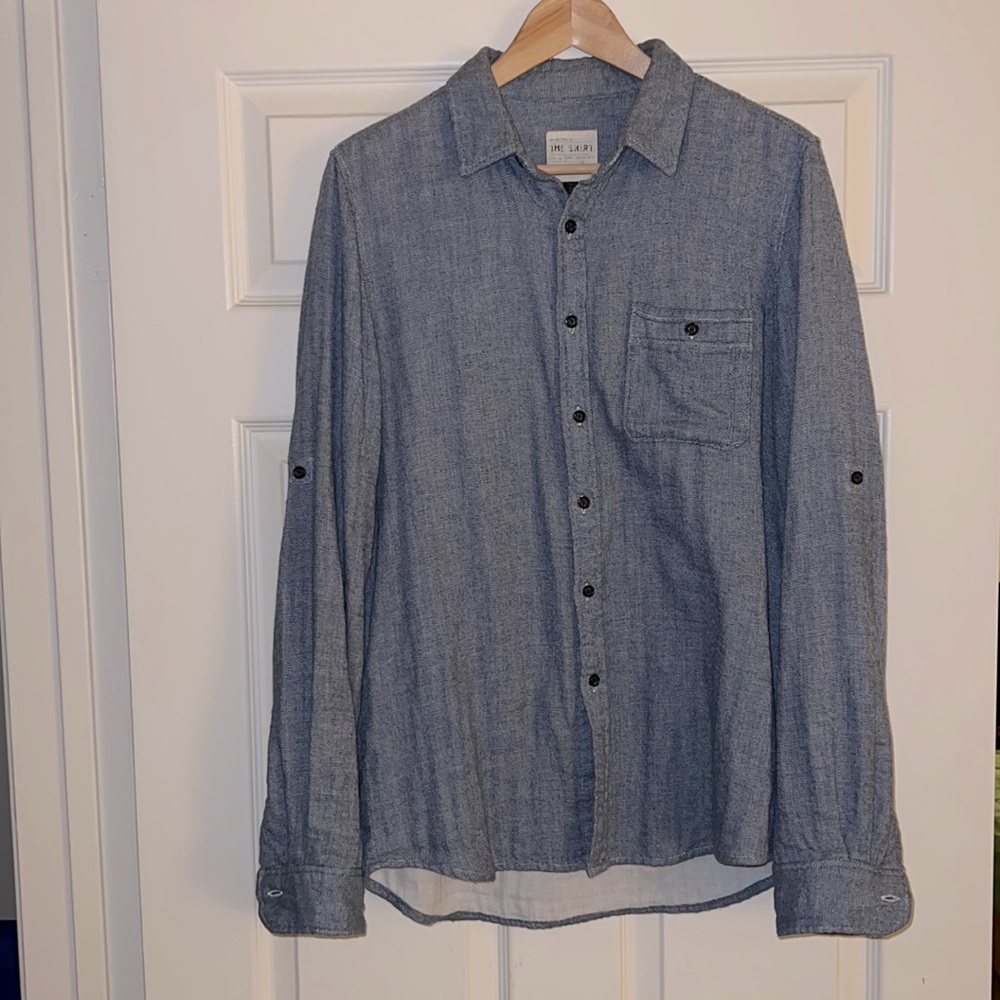 Pre-owned, in a good condition.  The Shirt in a blue color, size S